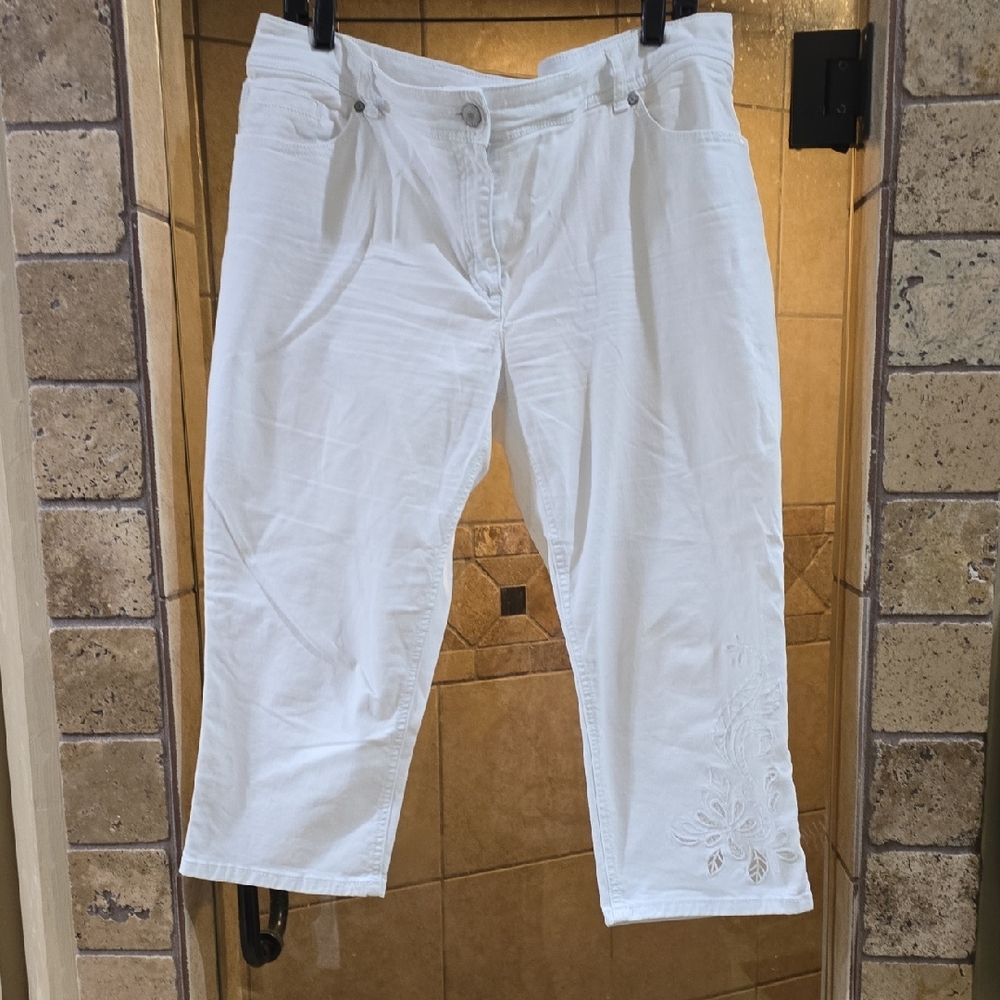 Chico's White Cropped Pants with Floral Detail